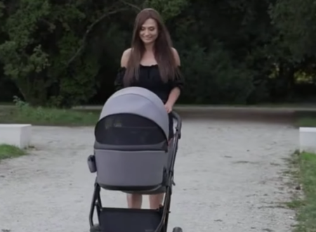 Почему производители делают положение спинки в коляске «не полностью лежачим»?