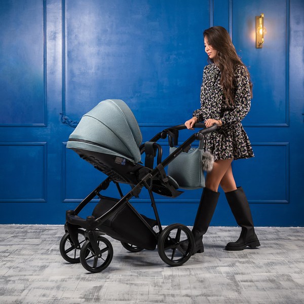 Как правильно складывать детскую коляску?